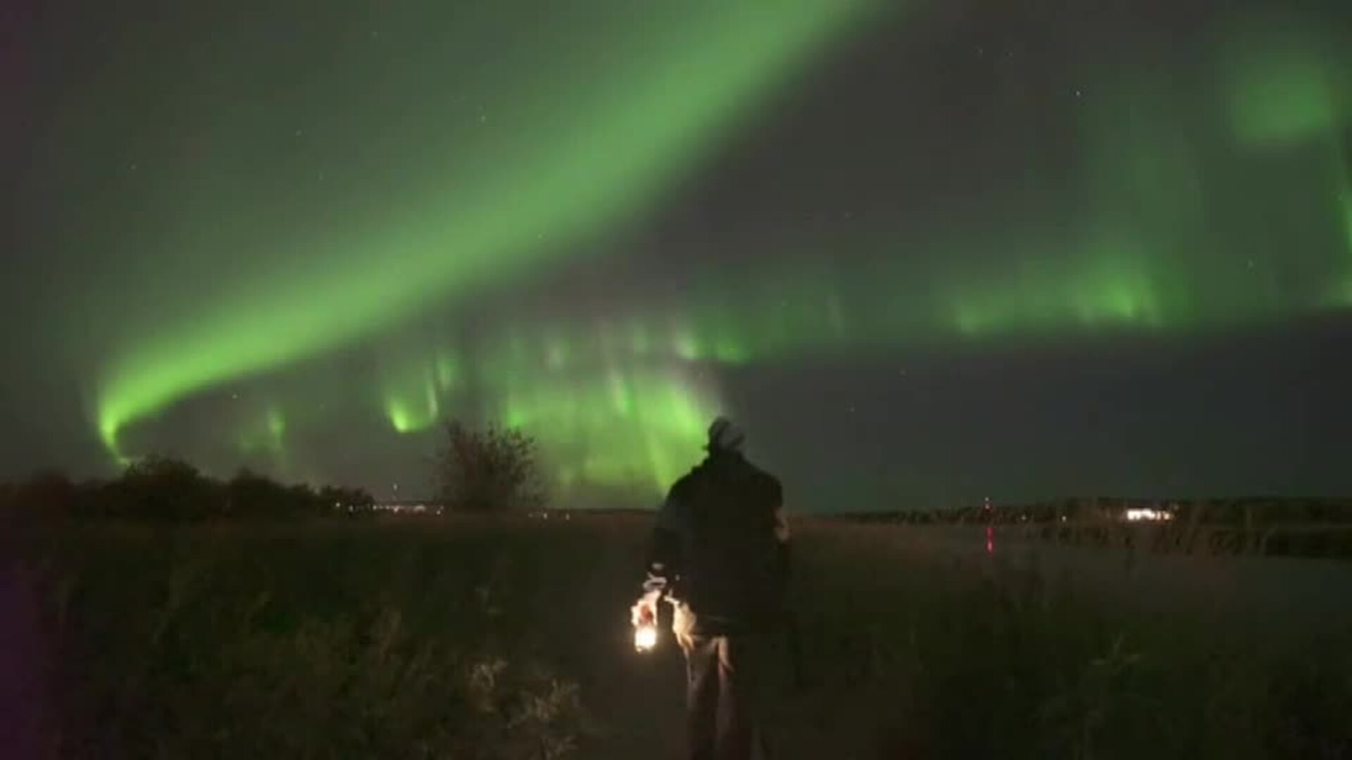 Espectáculo de las auroras boreales en el cielo de Finlandia