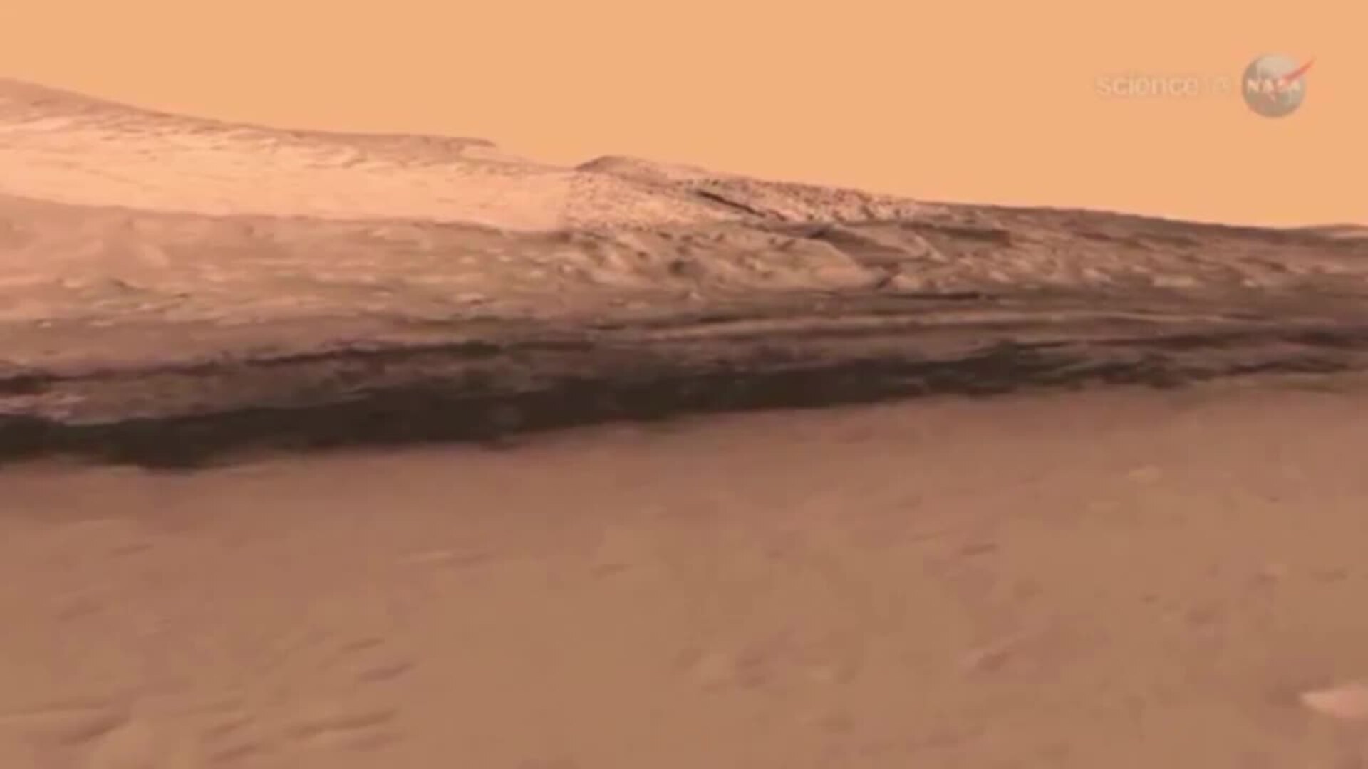 Un «diablo de polvo» pasa frente al rover Curiosity en Marte