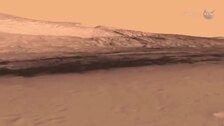 Un «diablo de polvo» pasa frente al rover Curiosity en Marte