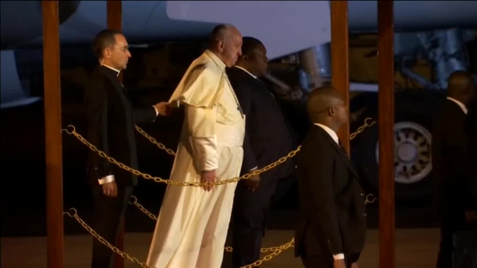 El papa Francisco aterriza en Mozambique y comienza su gira por África