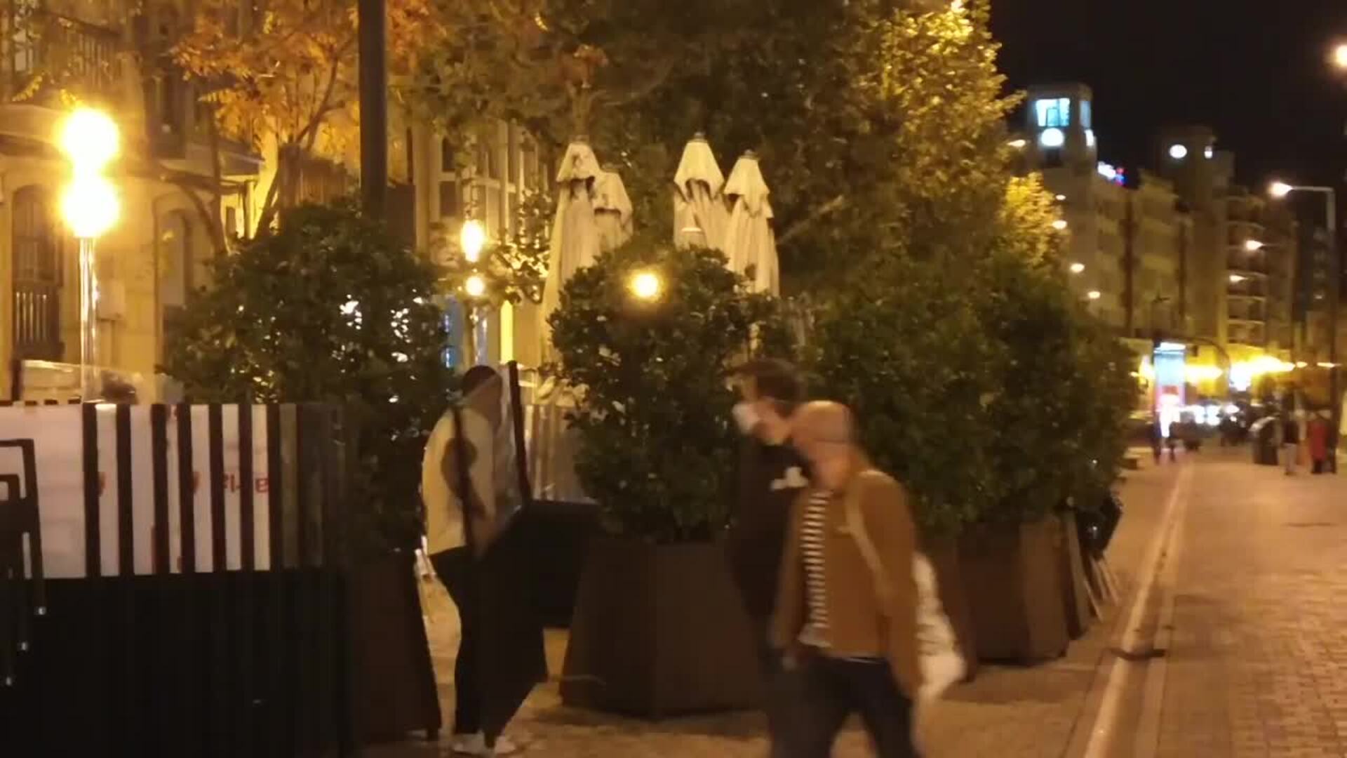 Hosteleros logroñeses recogen las terrazas para cumplir con el cierre de un mes de sus locales