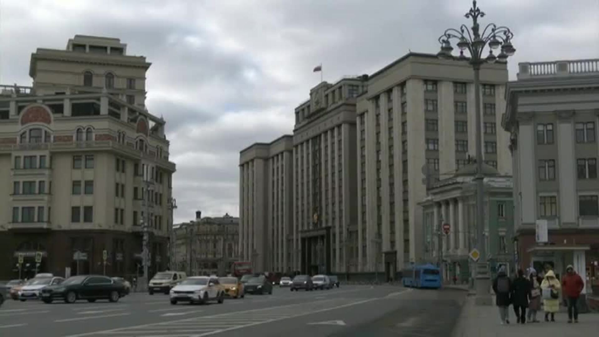 Los ciudadanos rusos acuden en masa a los bancos para retirar su dinero