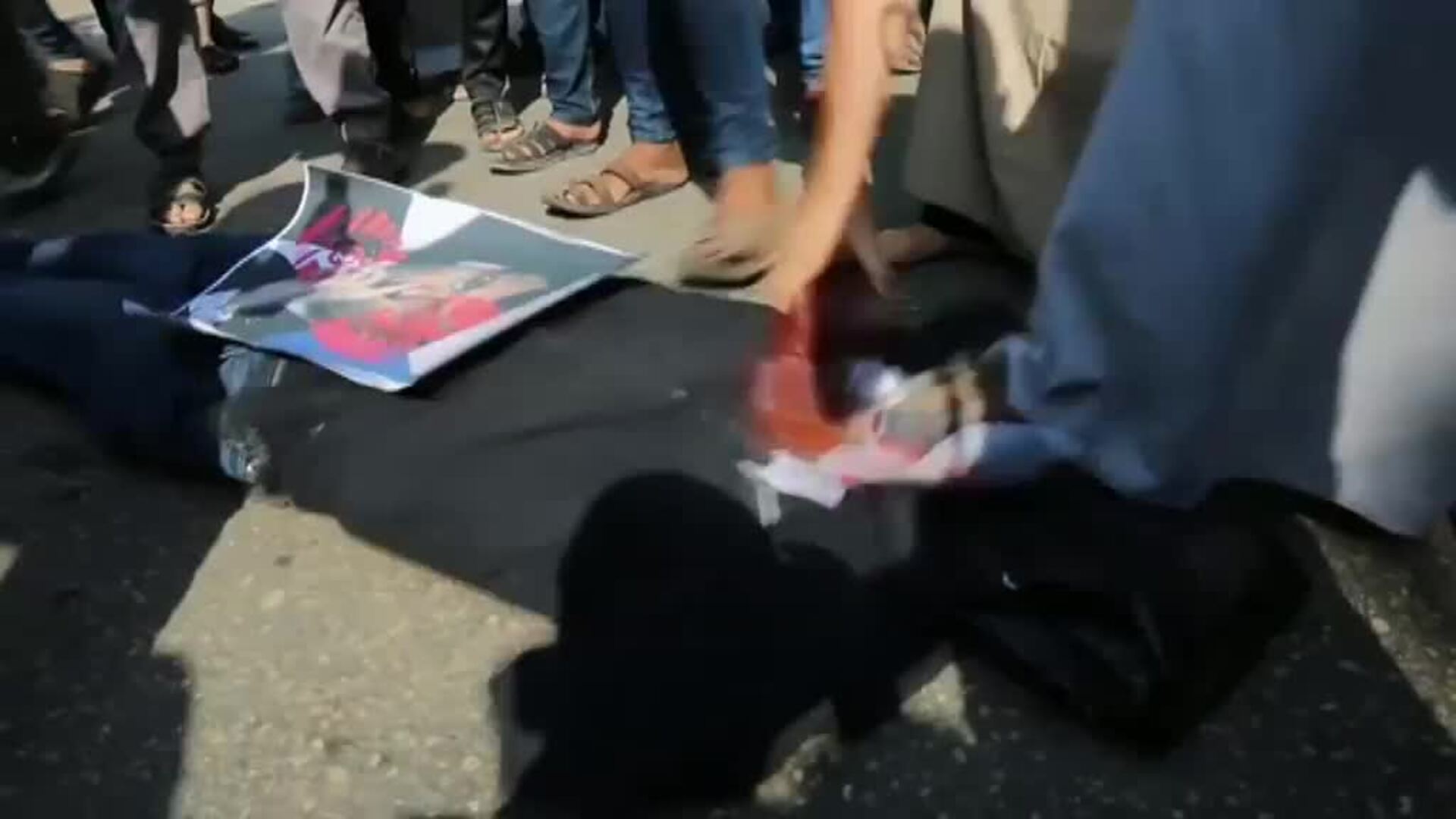 Miles de palestinos se echan a las calles para protestar contra Macron y pedir el boicot de Francia