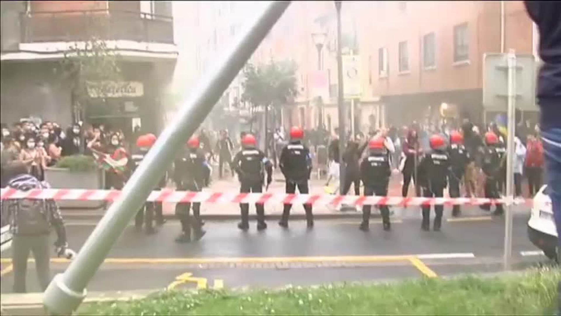 Antifascistas revientan el primer acto de campaña de VOX en Sestao