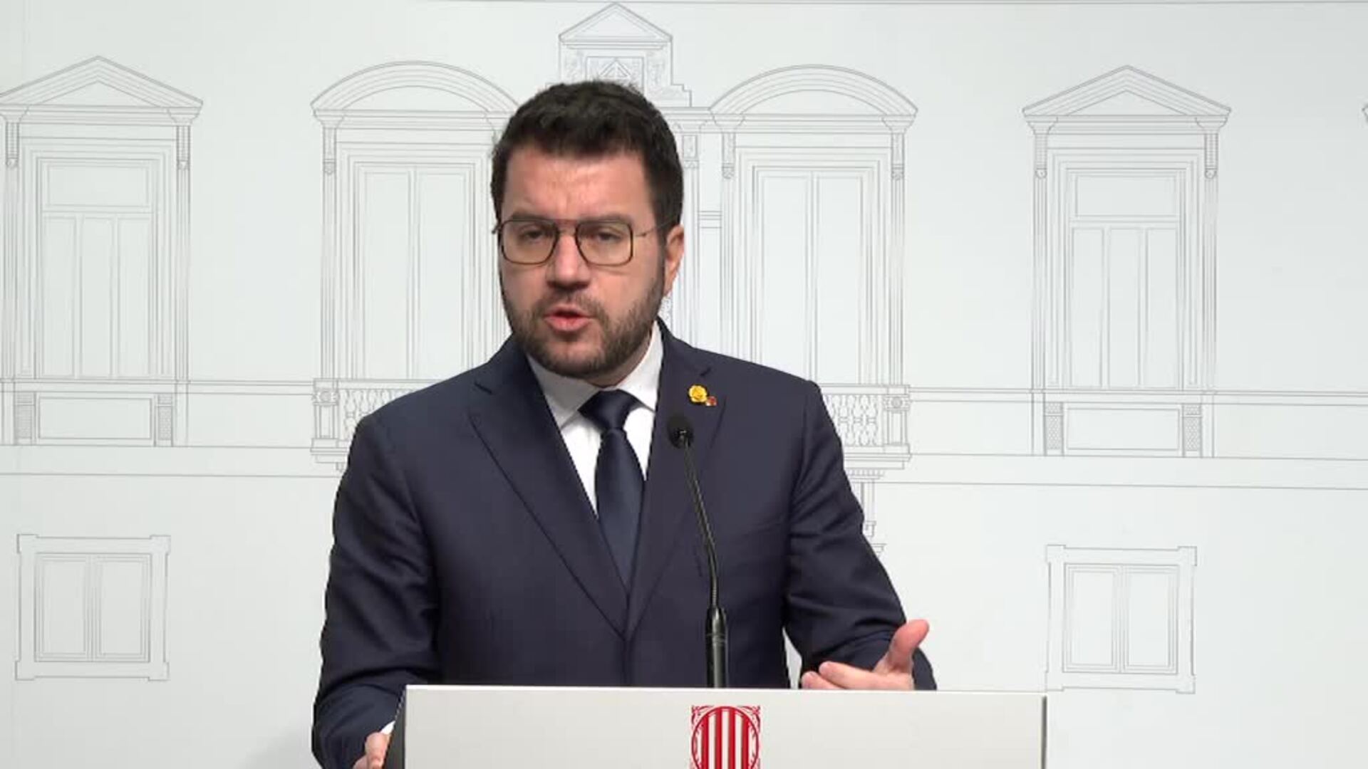 Pere Aragonès, abandonando la comitiva institucional en dirección contraria a Pedro Sánchez y Emmanuel Macron
