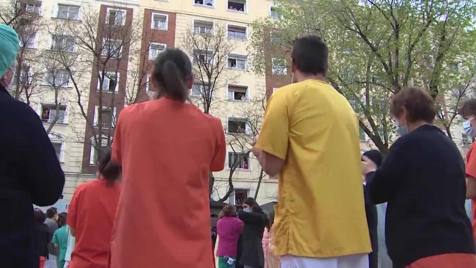 Multitudinario aplauso a las puertas del hospital Gregorio Marañón