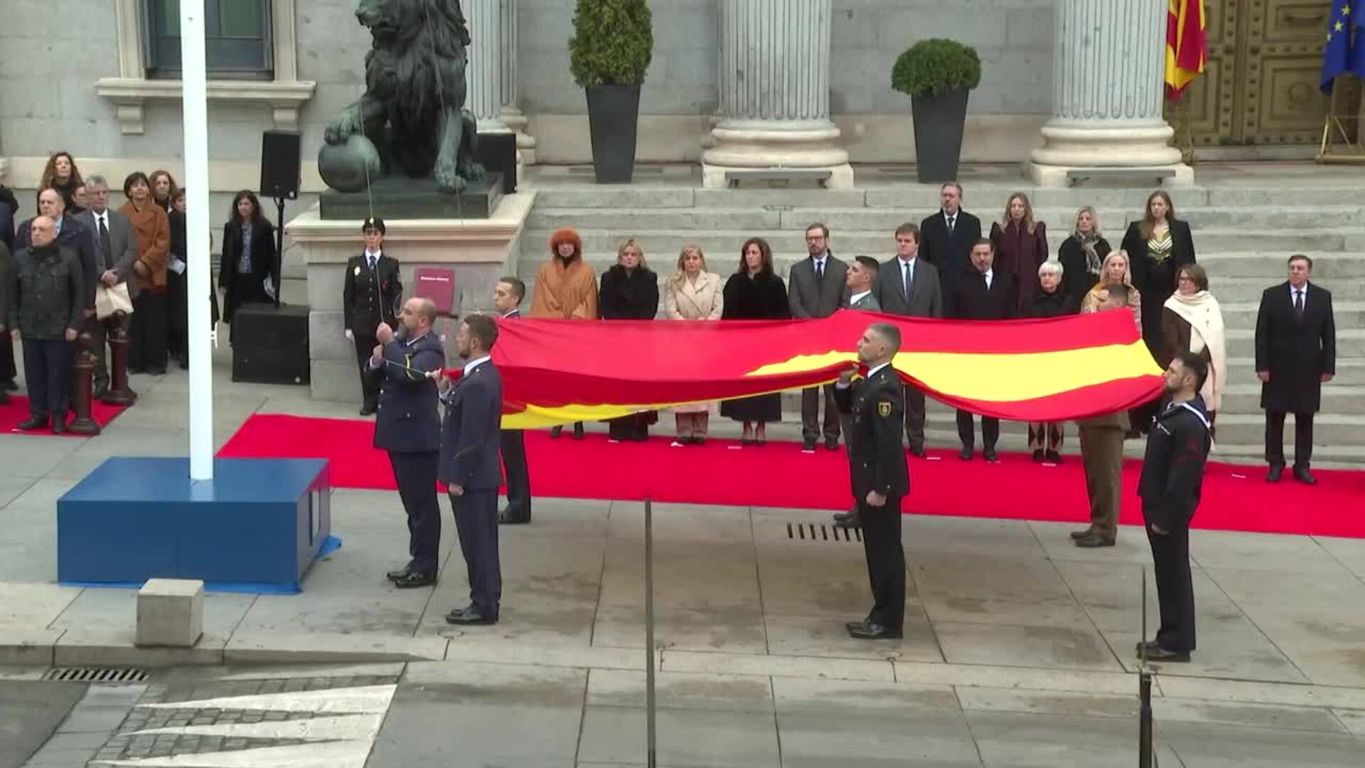 El izado de la bandera da inicio a los actos institucionales del Día de la Constitución