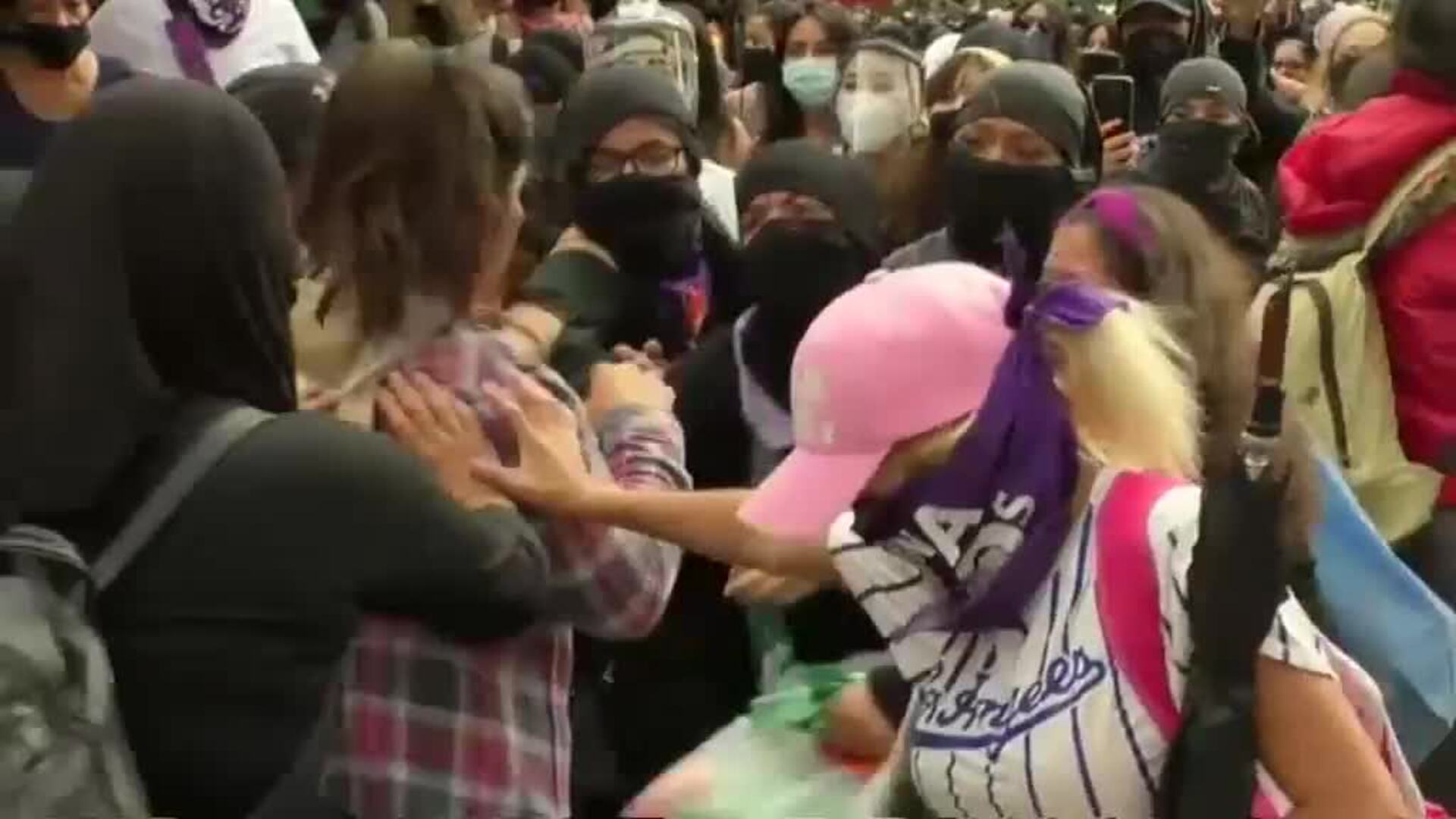 Multitudinaria protesta en Ciudad de México contra la violencia machista