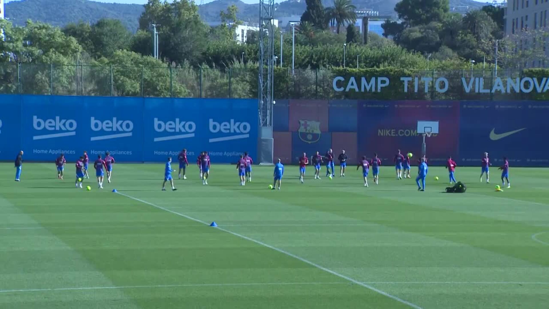 Jordi Alba se entrena con sus compañeros antes del Clásico ante el Real Madrid