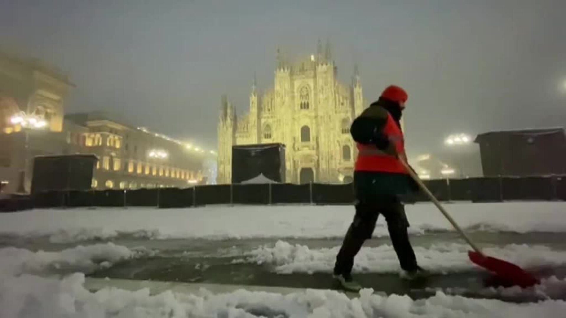 Espectacular nevada frente al Duomo de Milán