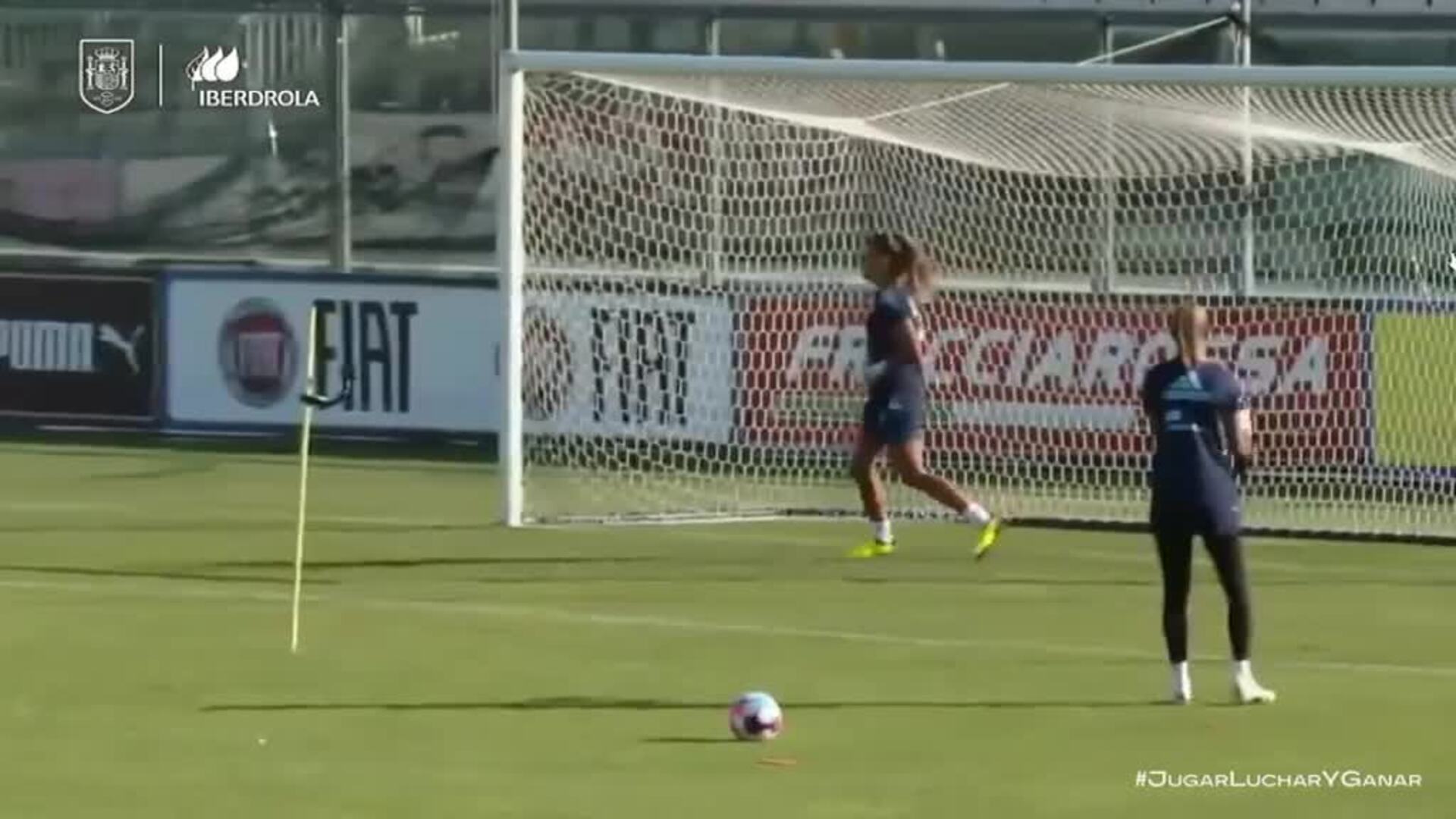 La selección femenina de fútbol se ejercita antes de medirse a Italia