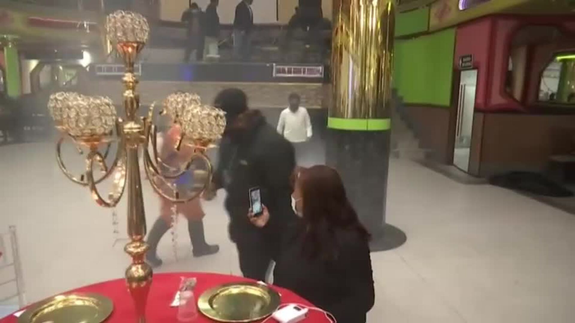 Reabren en Bolivia los salones de baile tan apagados durante la pandemia