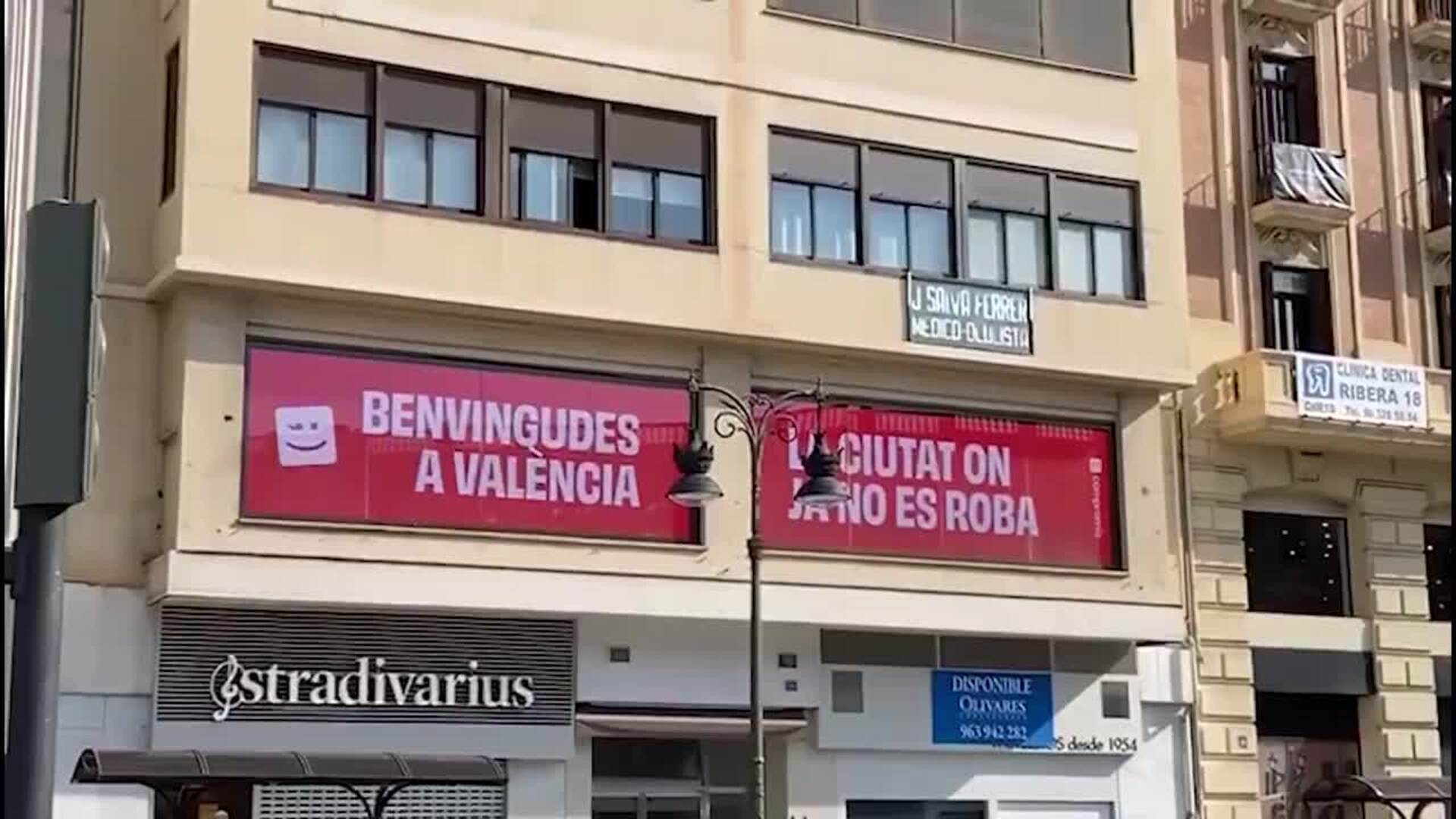 Compromís da la &quot;bienvenida&quot; al PP con un vídeo frente a la Plaza de Toros