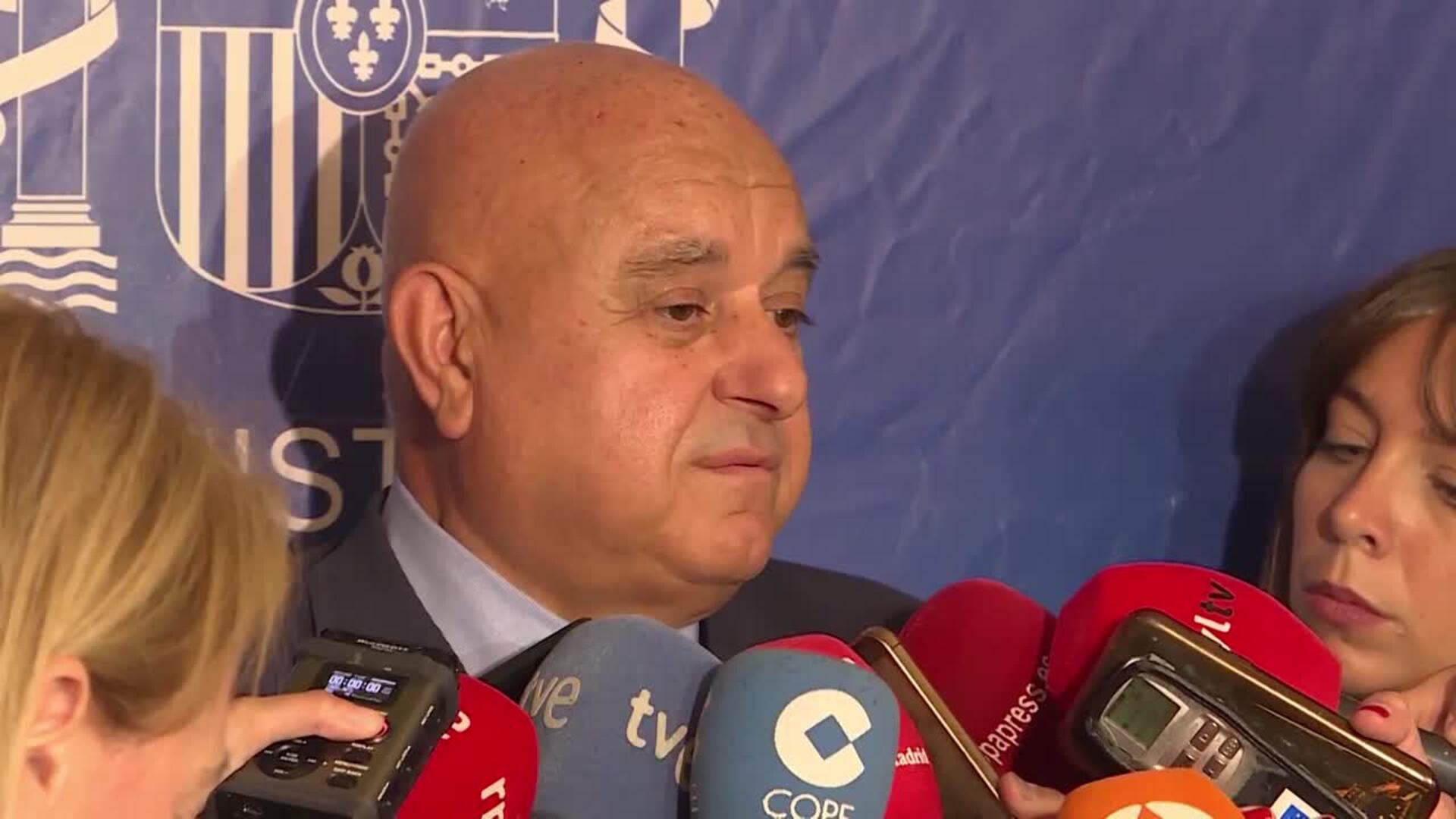 Editores de libros de texto dicen ahora que no reciben presiones políticas