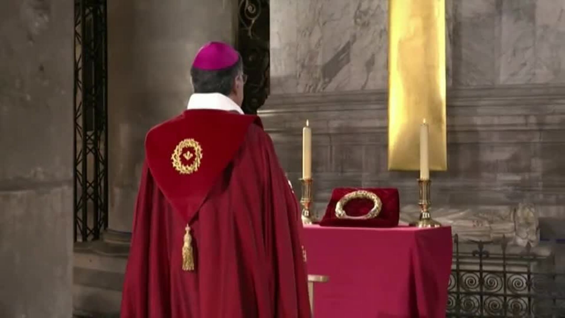 La oración de Viernes Santo descubre el interior de Notre Dame un año después del incendio