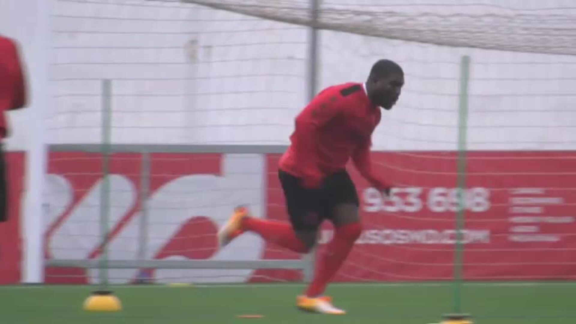 Drenthe regresa al fútbol español y ficha por el Racing Murcia de la Tercera División