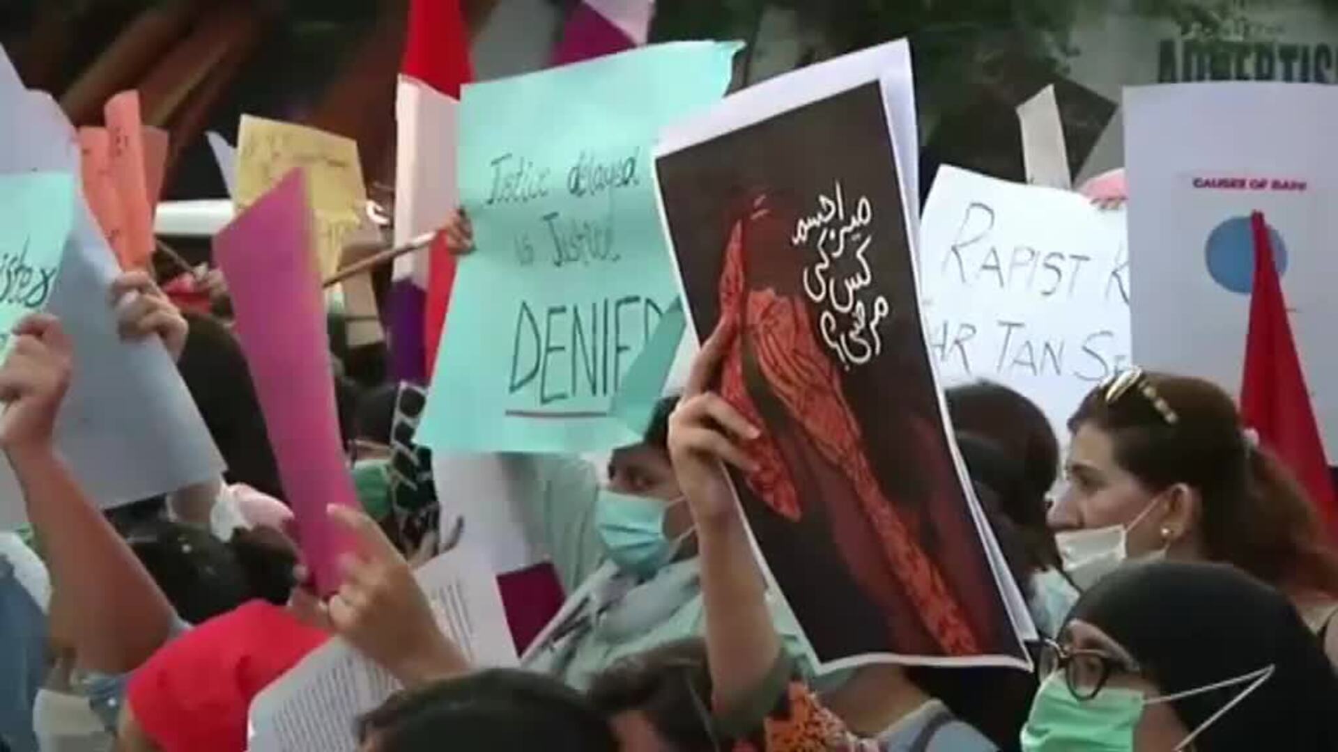 Multitudinarias protestas en Pakistán después de que la Policía culpabilice a una mujer de ser violada