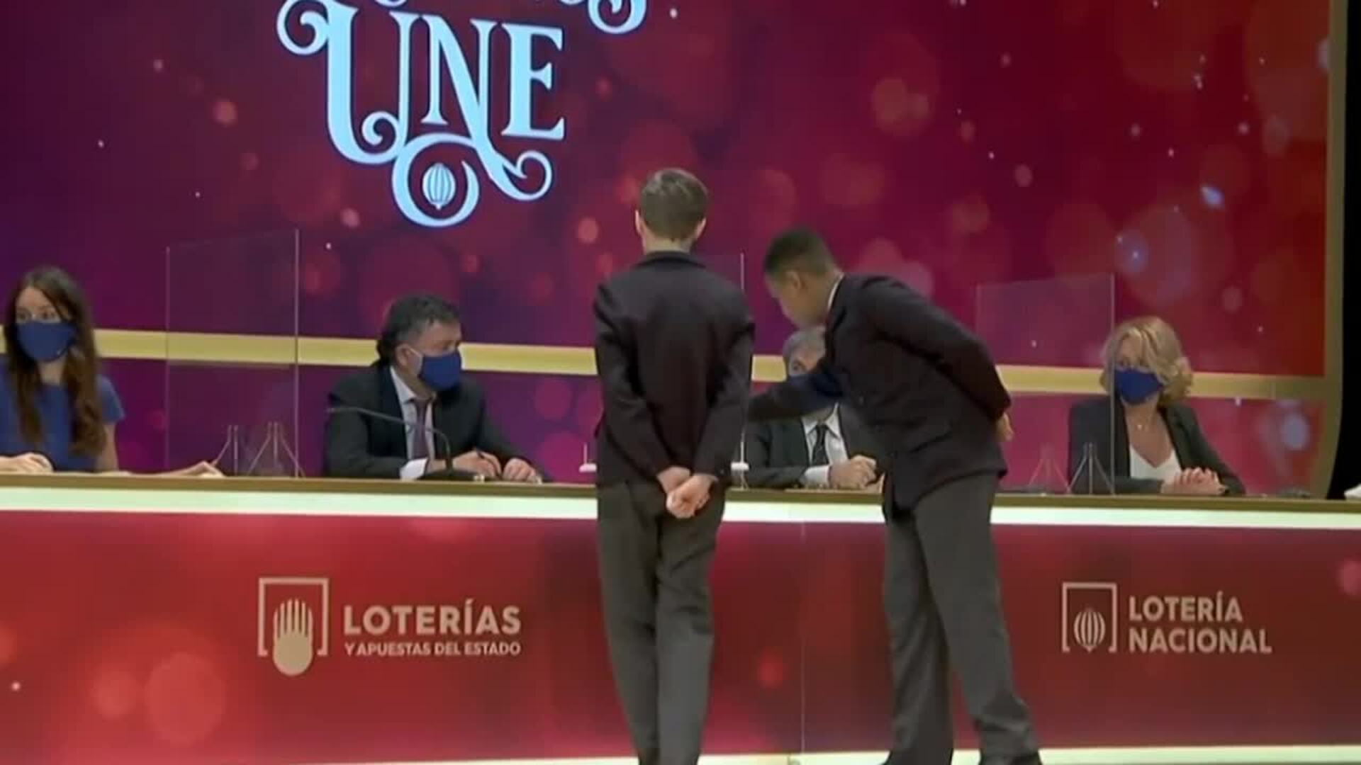 Unai Barón Maldonado canta el cuarto premio de la Lotería de Navidad, el 75.981