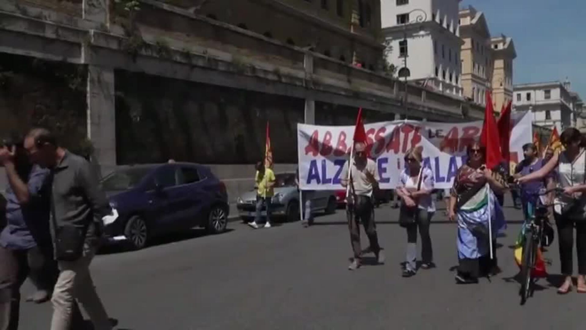 Un millar de personas protestan en Italia contra la ayuda armamentística a Ucrania