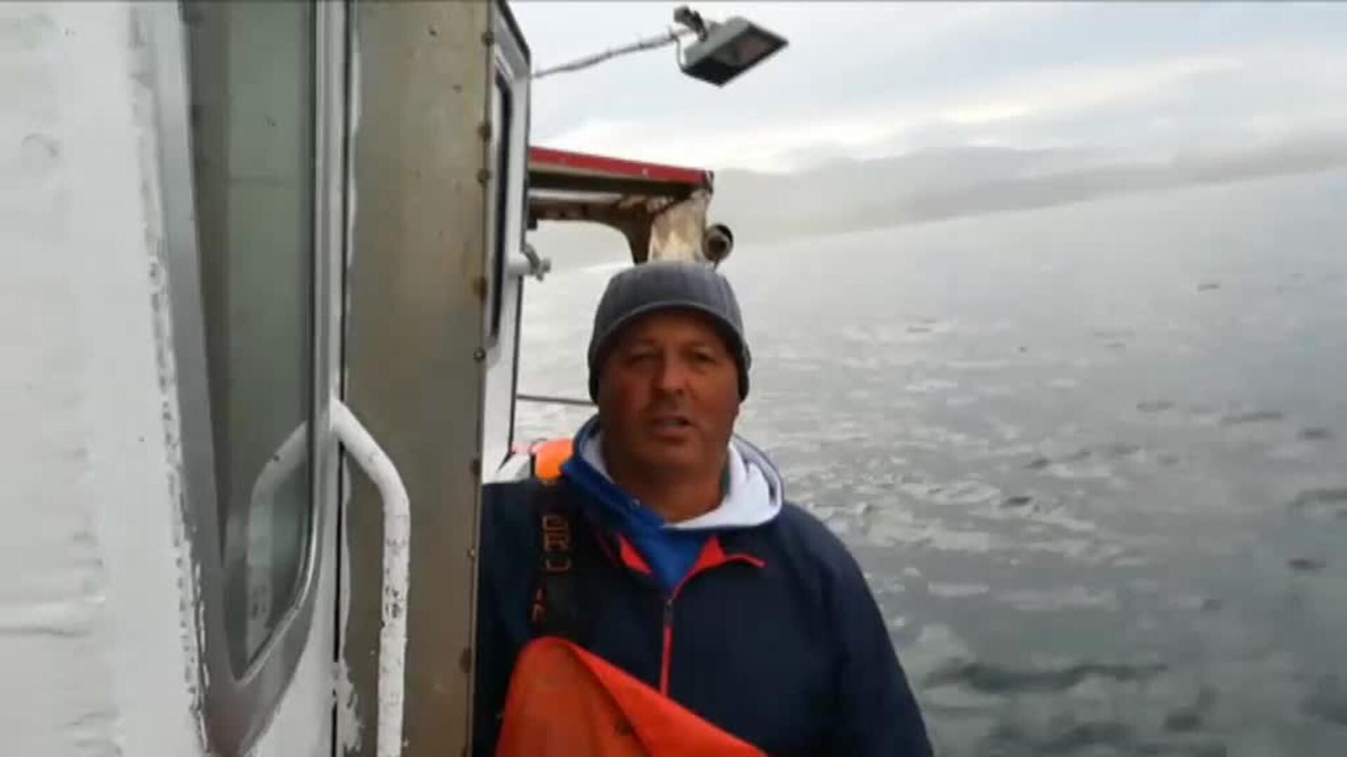 Unos pescadores asturianos rescatan a una Tortuga Laúd atrapada entre plásticos