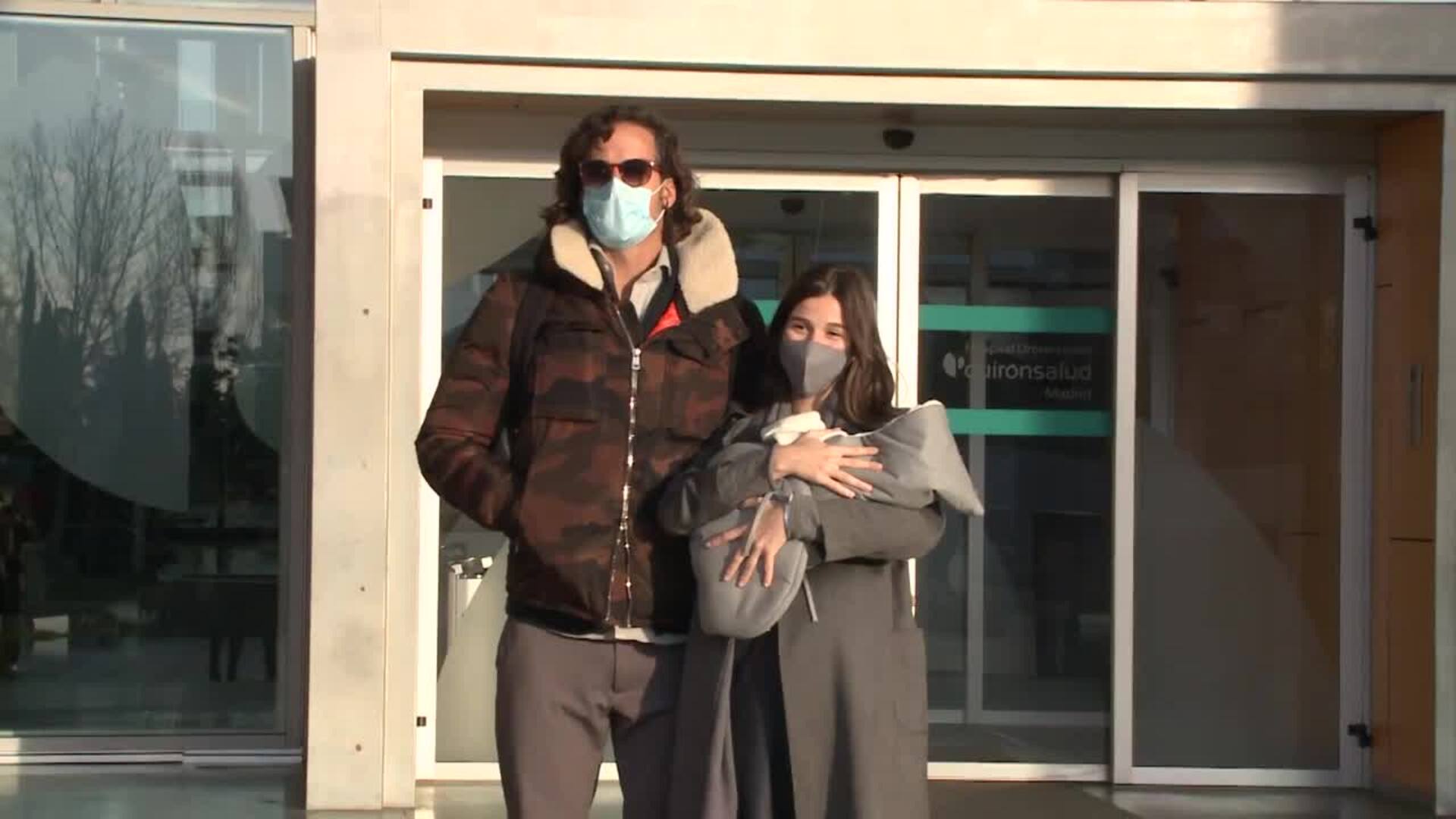 Sandra Gago y Feliciano López salen del hospital con su pequeño en brazos