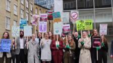 Protesta ecologista frente a la sede de la junta anual de accionistas de Unilever