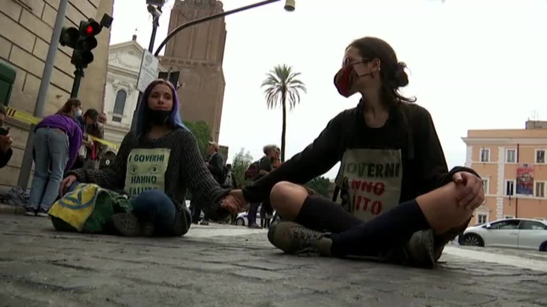 Varios activistas se encadenan a las puertas del Mercado de Trajano