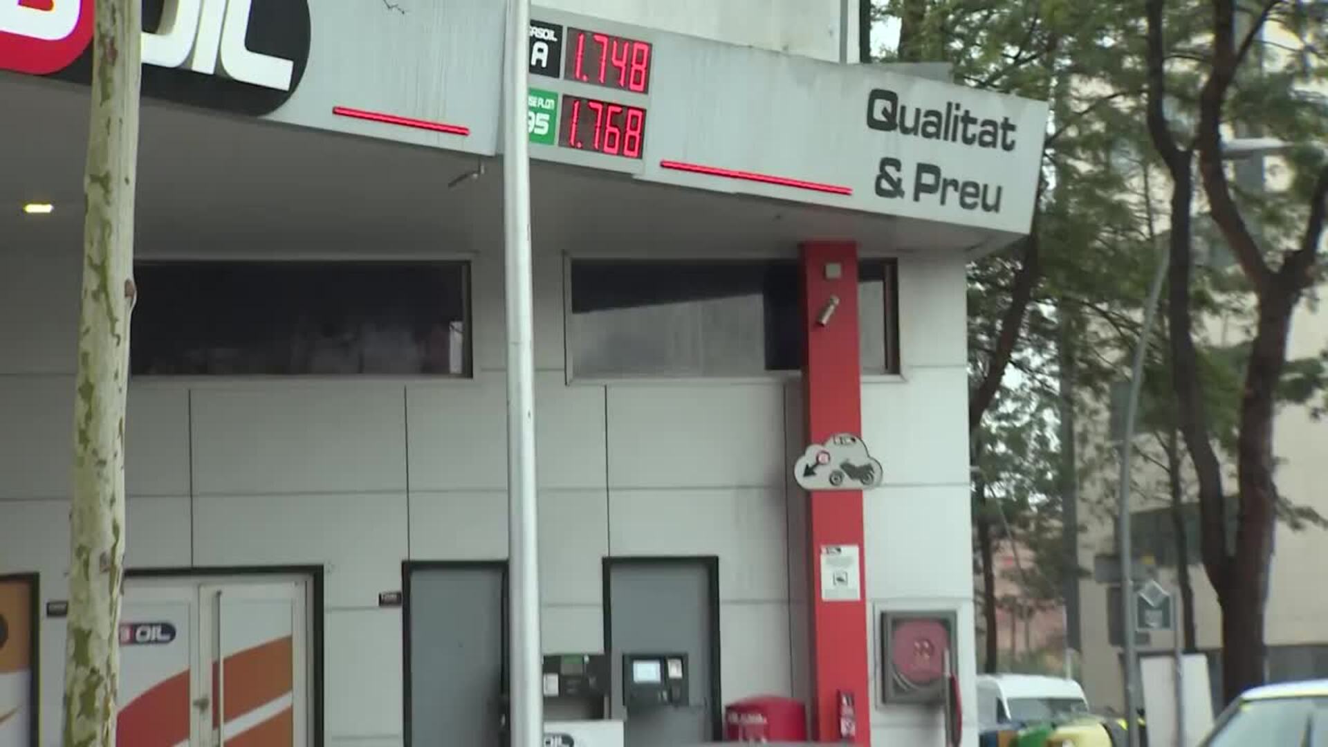 Colas en gasolineras &#039;low-cost&#039; para llenar el depósito en Barcelona