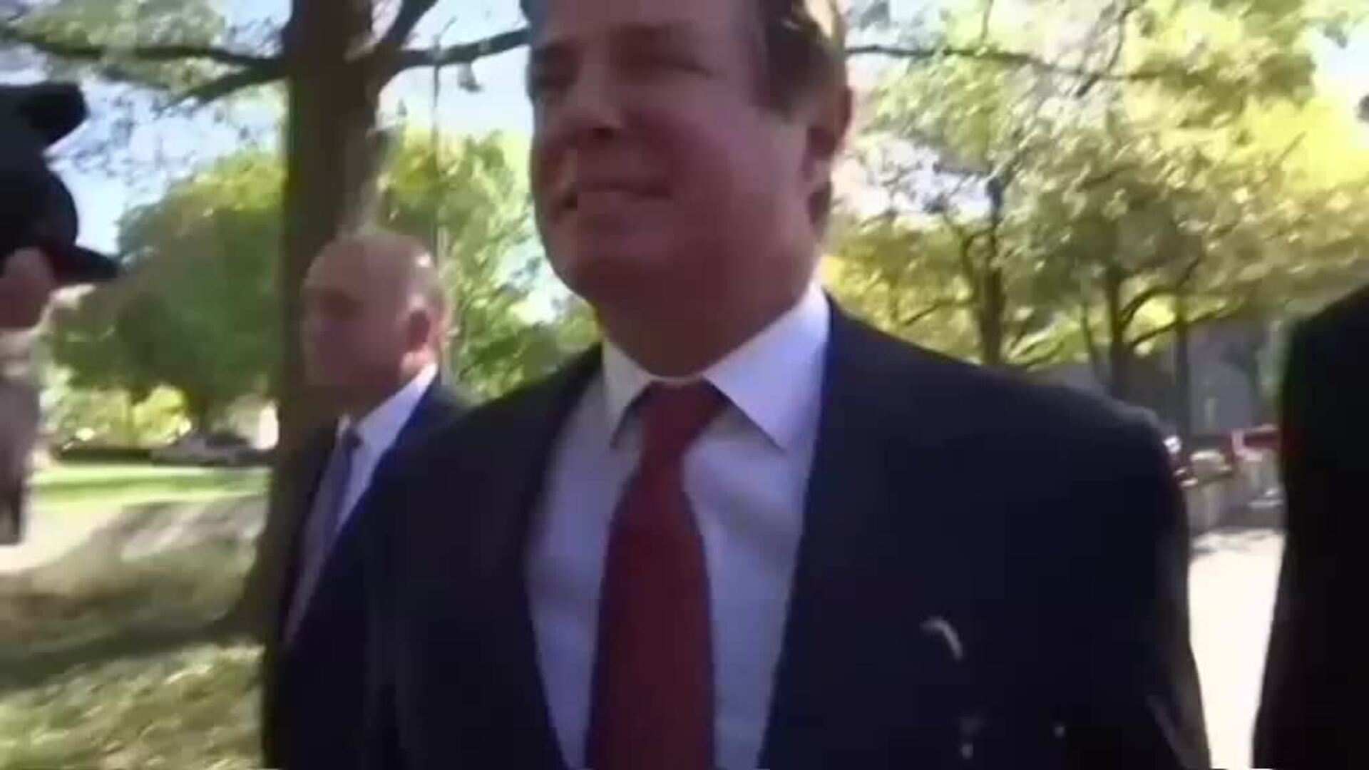 Trump inicia sus vacaciones de Navidad concediendo polémicos indultos