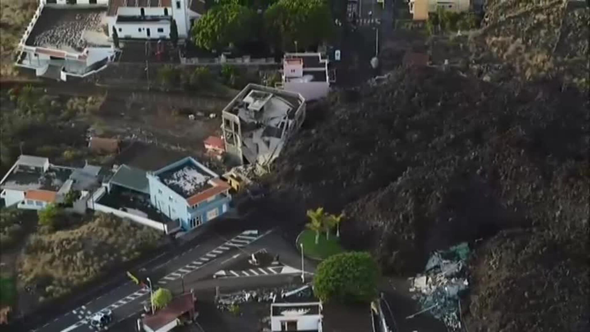 Varias bocas siguen erupcionando en la cima del volcán