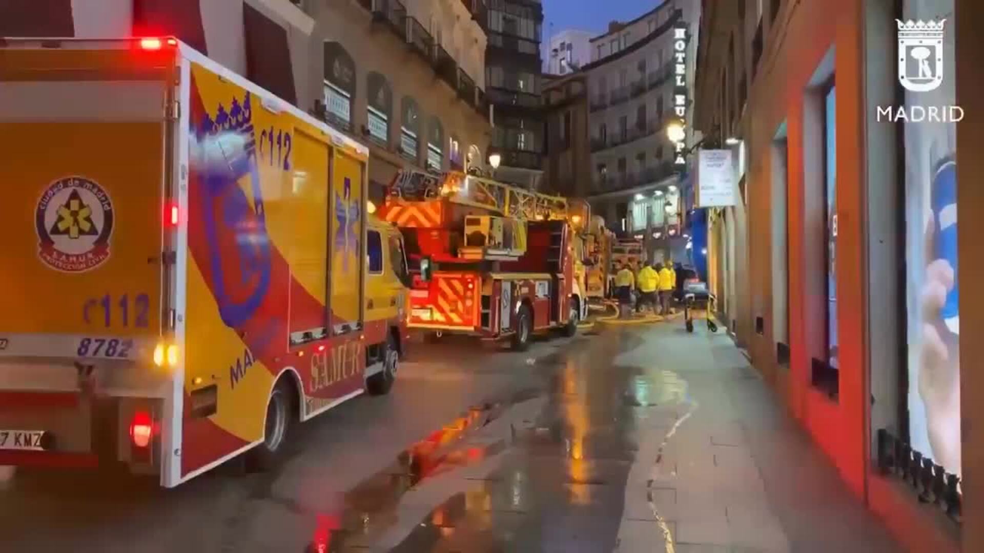 Bomberos siguen trabajando en el incendio cerca de Puerta del Sol