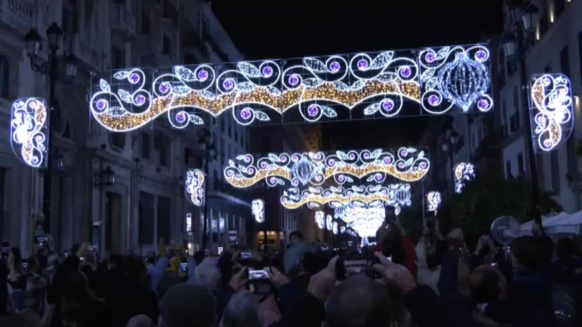 27.000 inauguran la Navidad madrileña en una concurrida Plaza de España