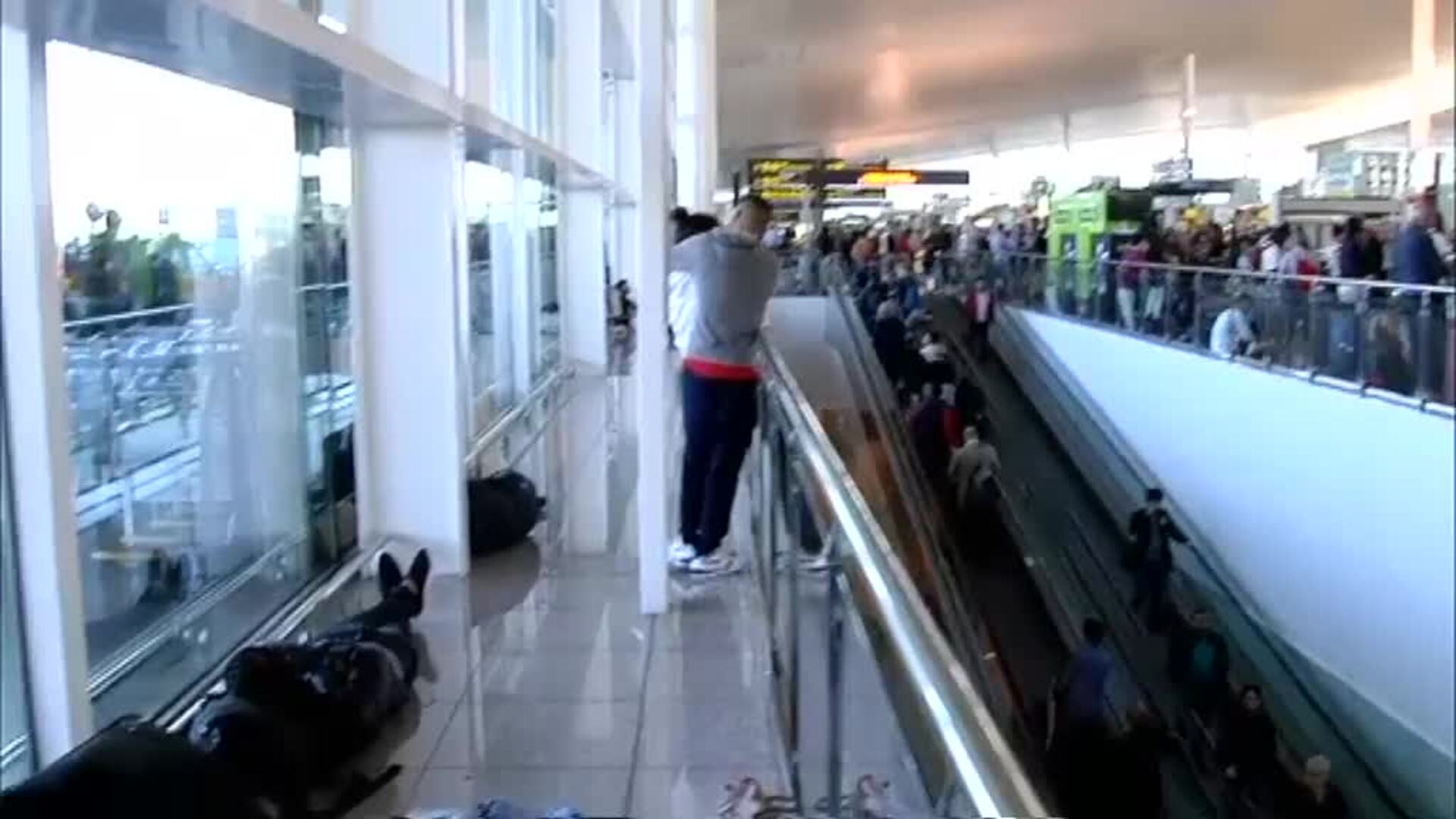 El aeropuerto del Prat intenta recuperar la normalidad