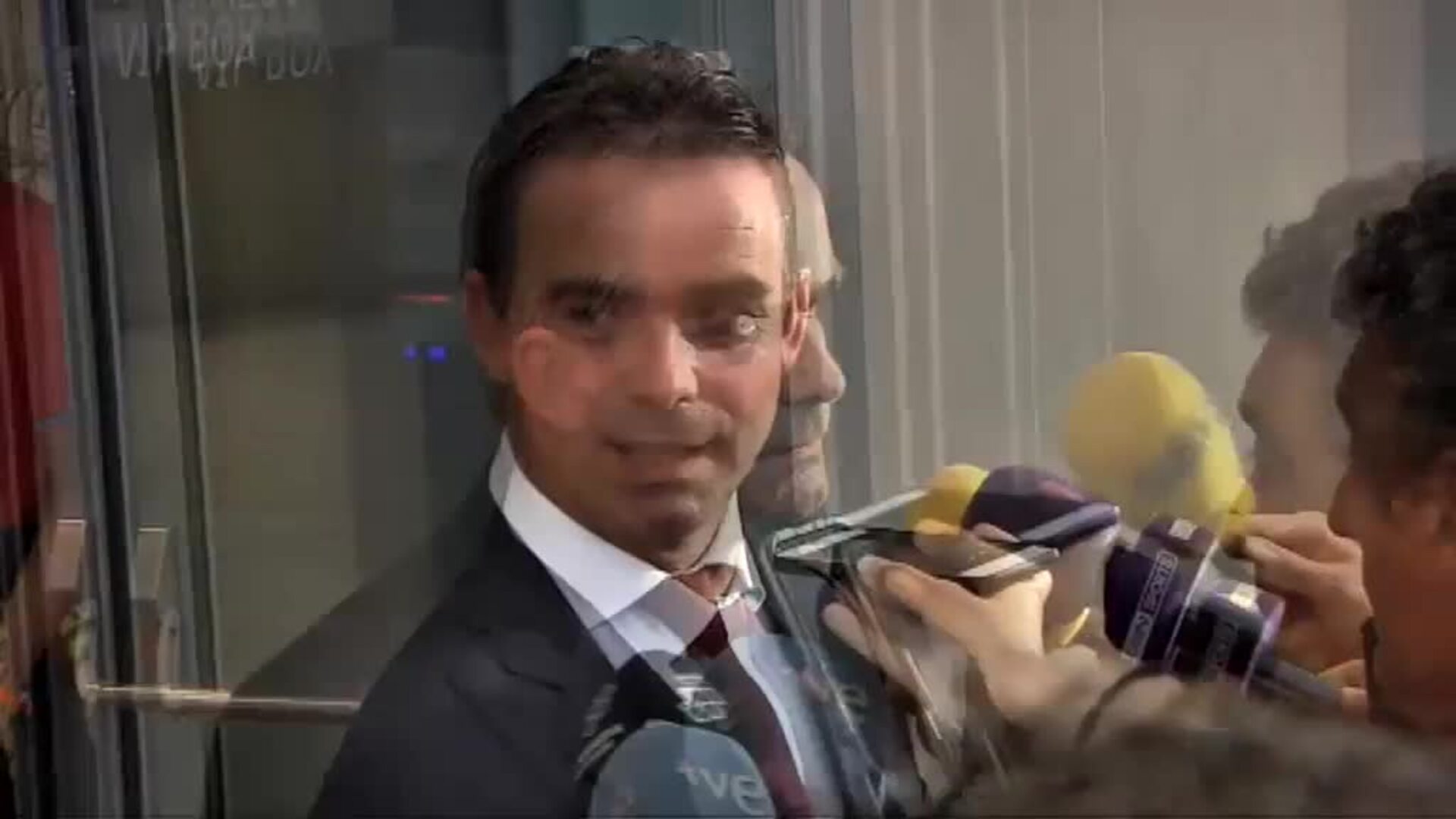 Overmars descarta que Van de Beek salga al Real Madrid