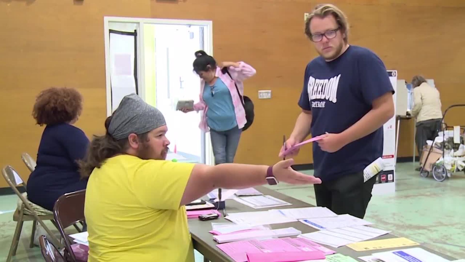 Trump y Biden siguen intercambiando golpes con victorias en estados clave