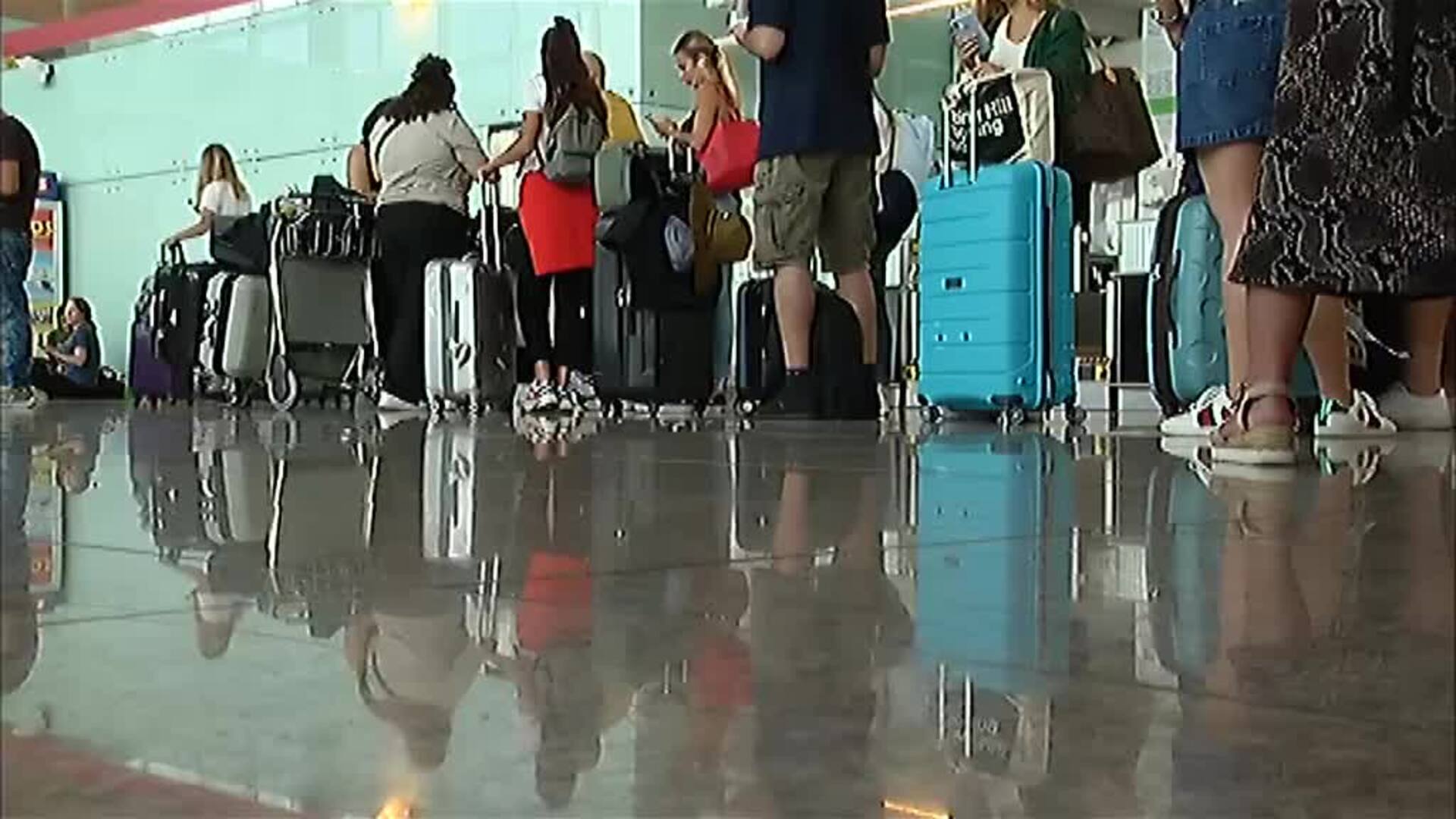 La huelga y una tromba de agua colapsan el aeropuerto de Barcelona