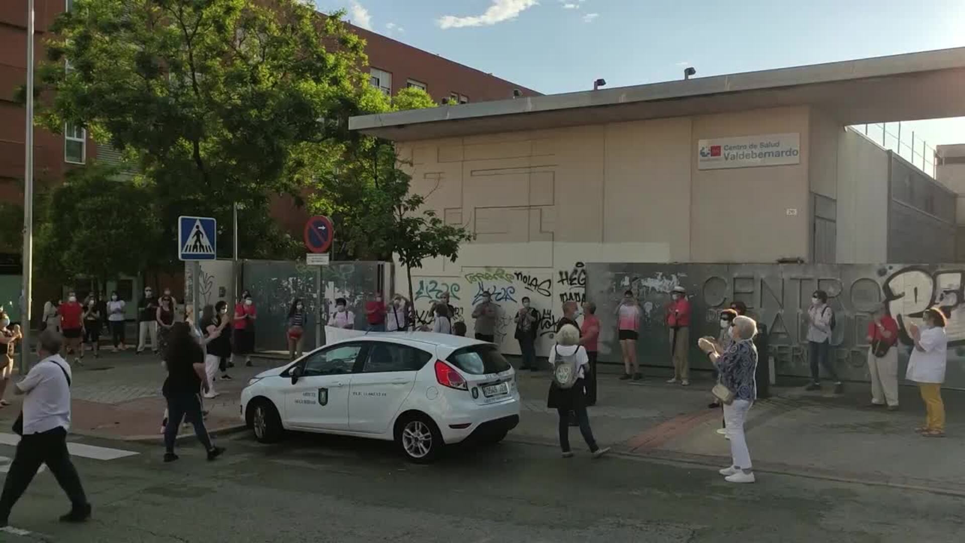 Vecinos de Valdebernardo piden la dimisión de Ayuso