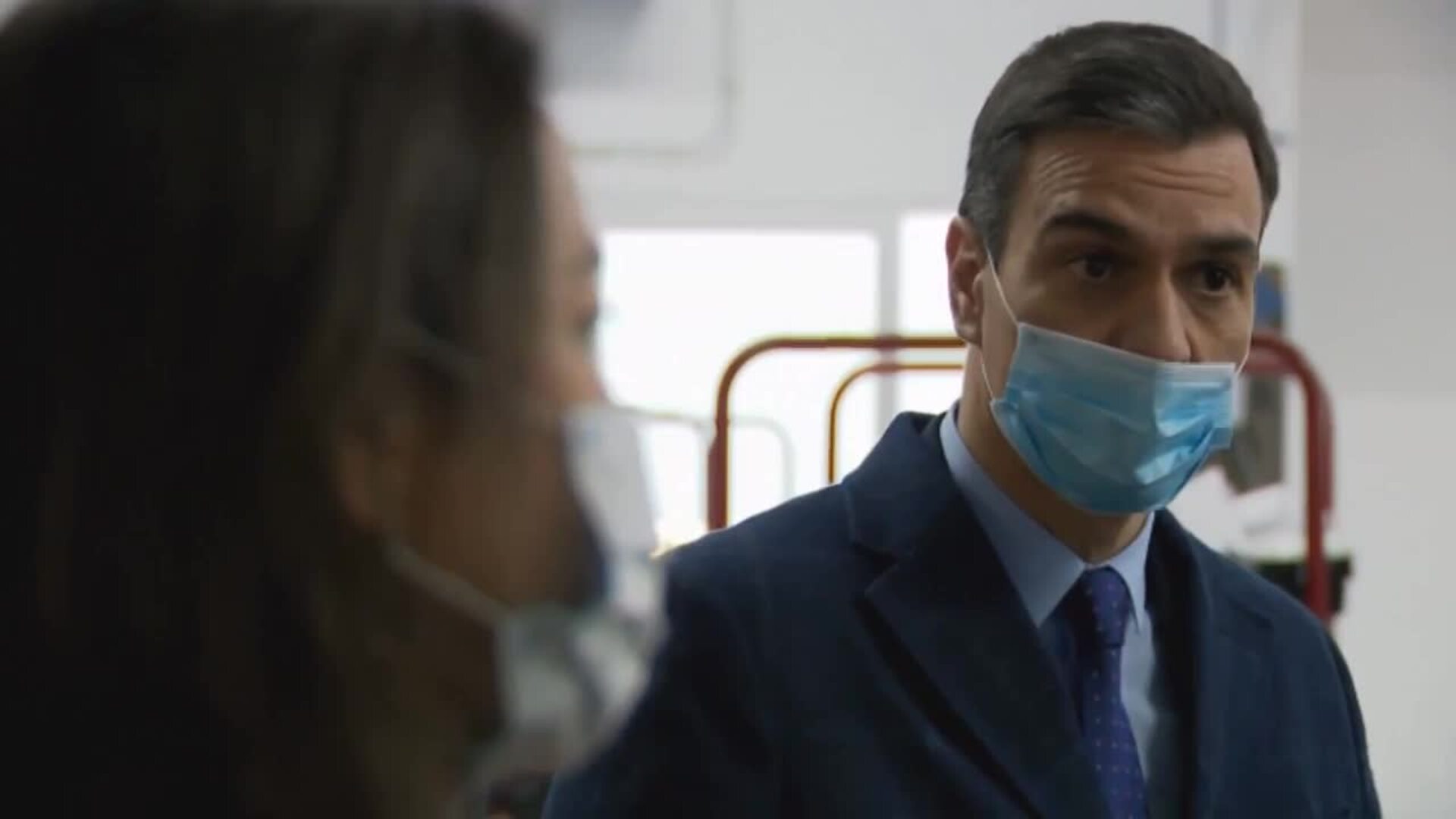 El Rey y Sánchez visitan distintos organismos para ofrecer su apoyo