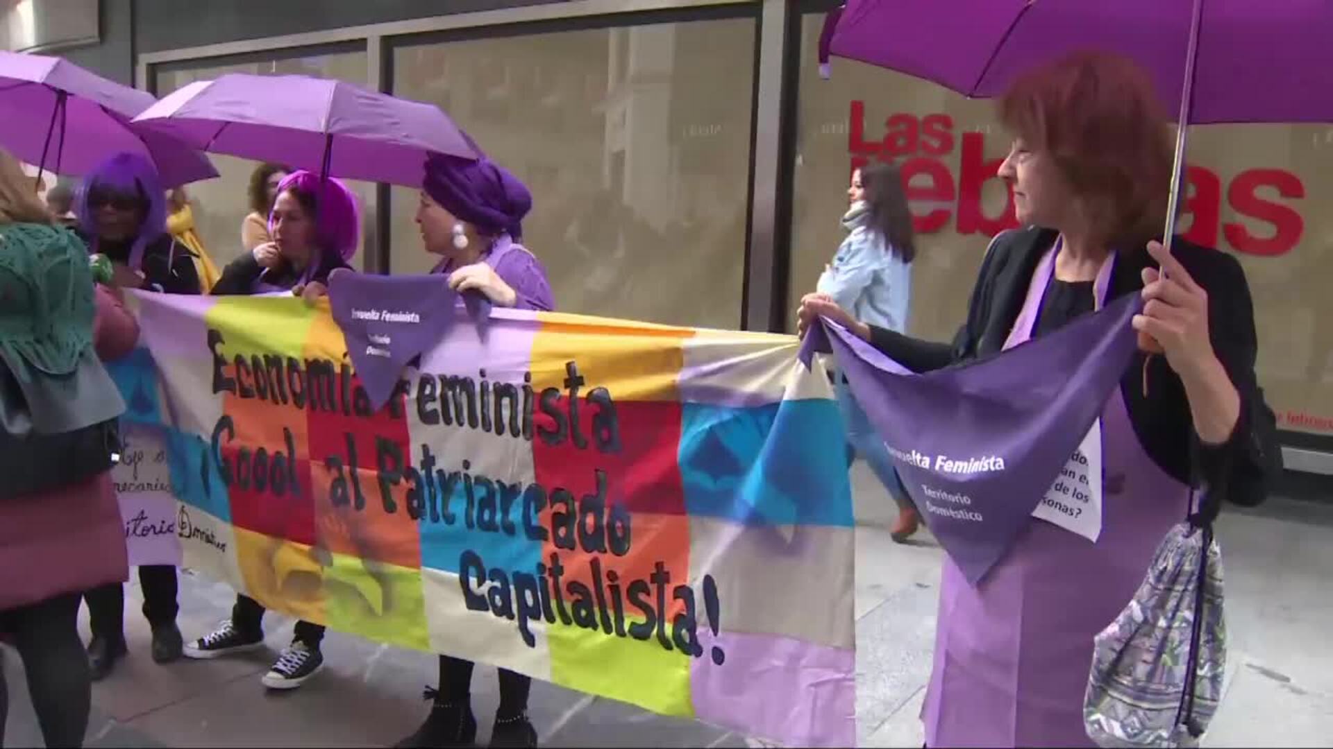 Unas 7.000 mujeres protagonizan una cadena feminista en Madrid