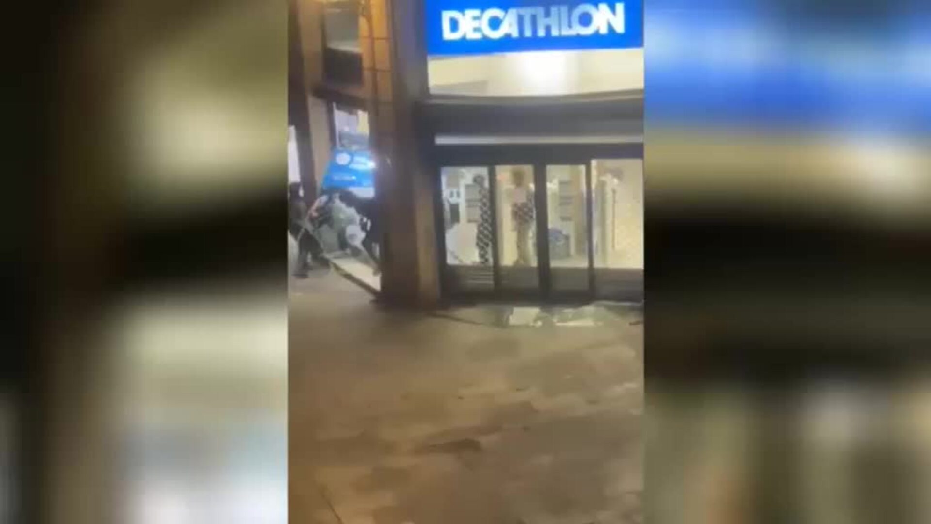 Sucursales bancarias asaltadas, barricadas y contenedores en llamas