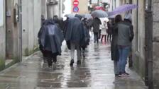 La lluvia pone a prueba a los turistas en Santiago de Compostela