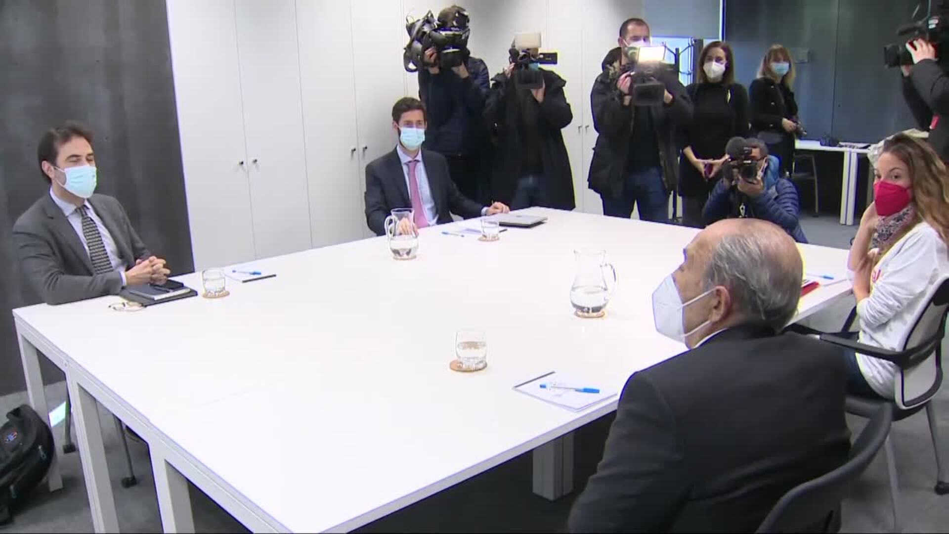 Carlos San Juan entrega las 600.000 firmas de &#039;Soy mayor, no idiota&#039;