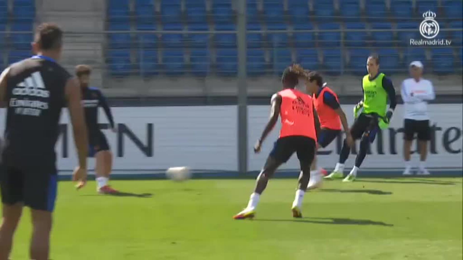 Kroos ya toca balón y está más cerca de debutar esta temporada