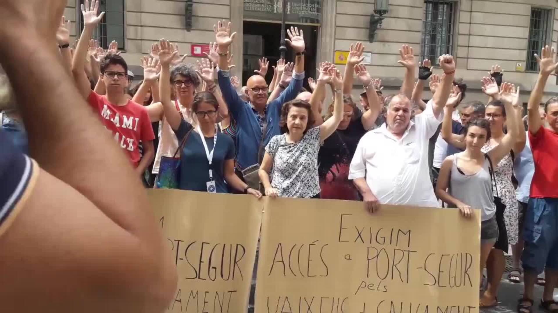 Centenares de personas piden un puerto seguro para el Open Arms y Ocean Viking