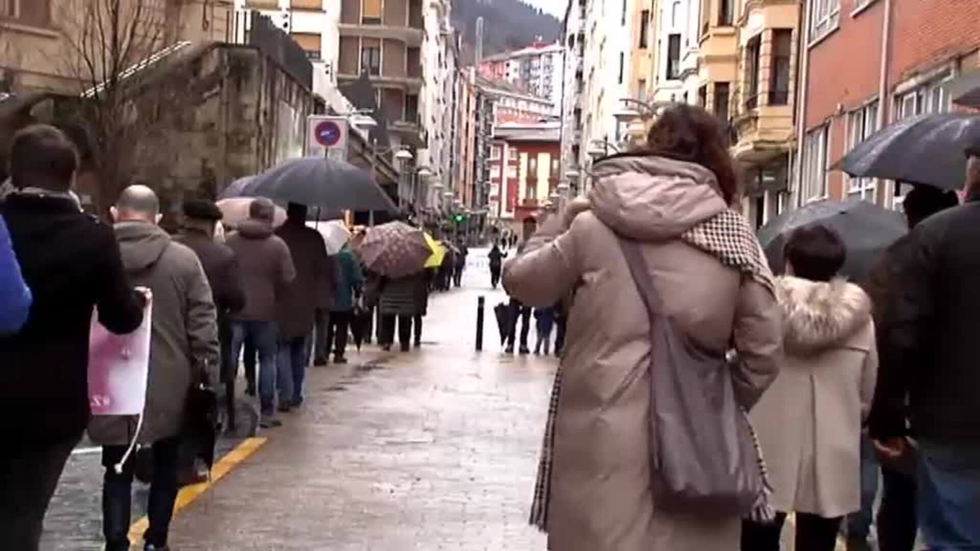 Decenas de vecinos de Eibar demandan respuestas un año después del derrumbe en el vertedero de Zaldibar