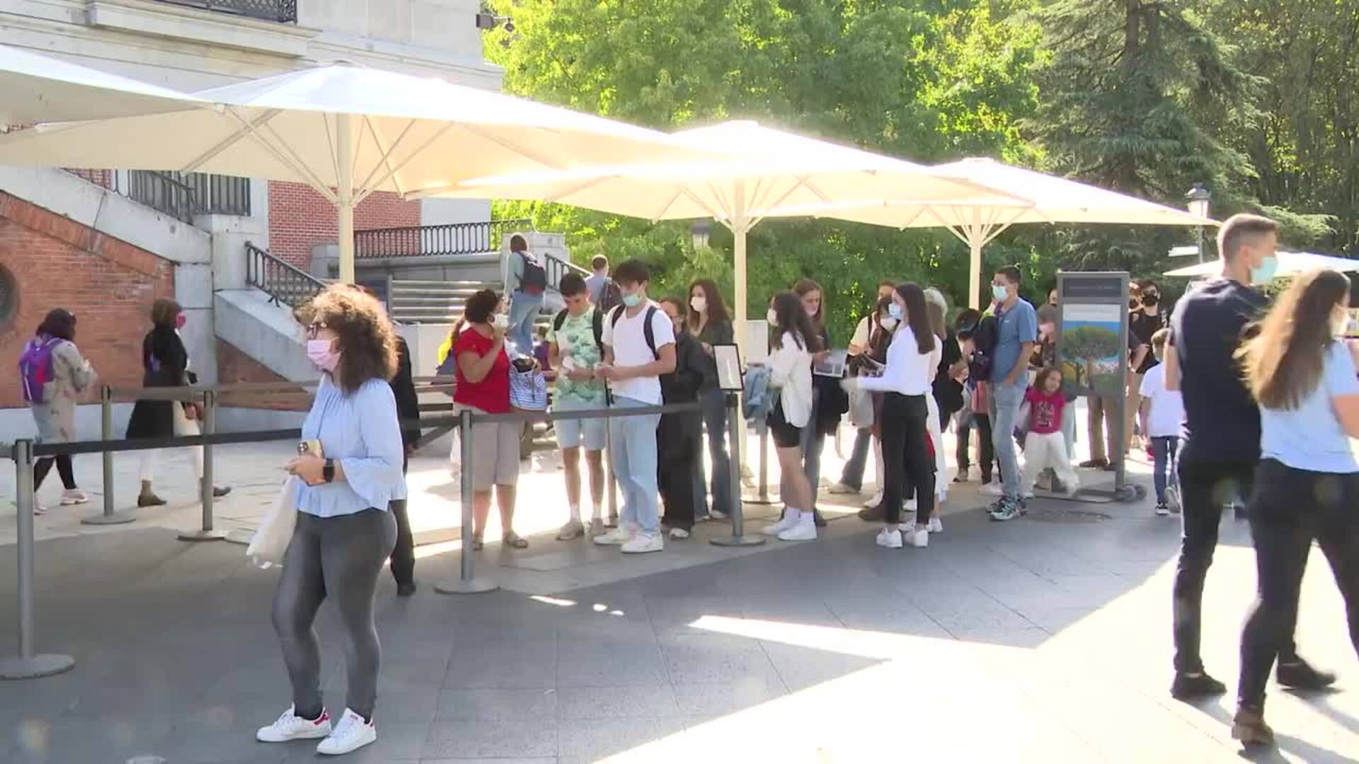 Notable afluencia de público en el Museo del Prado en el puente del Pilar