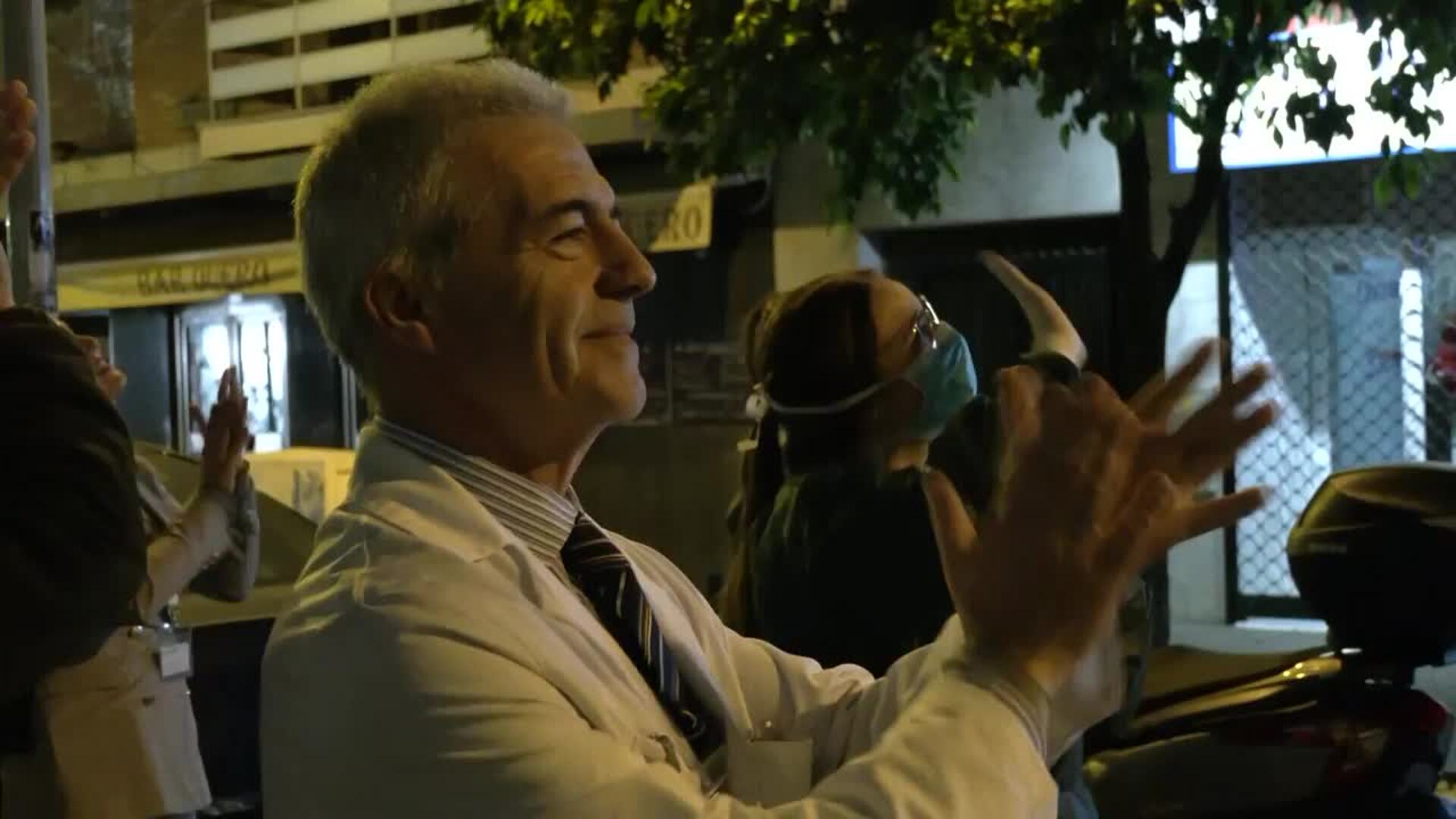 Personal sanitario se unen a los aplausos