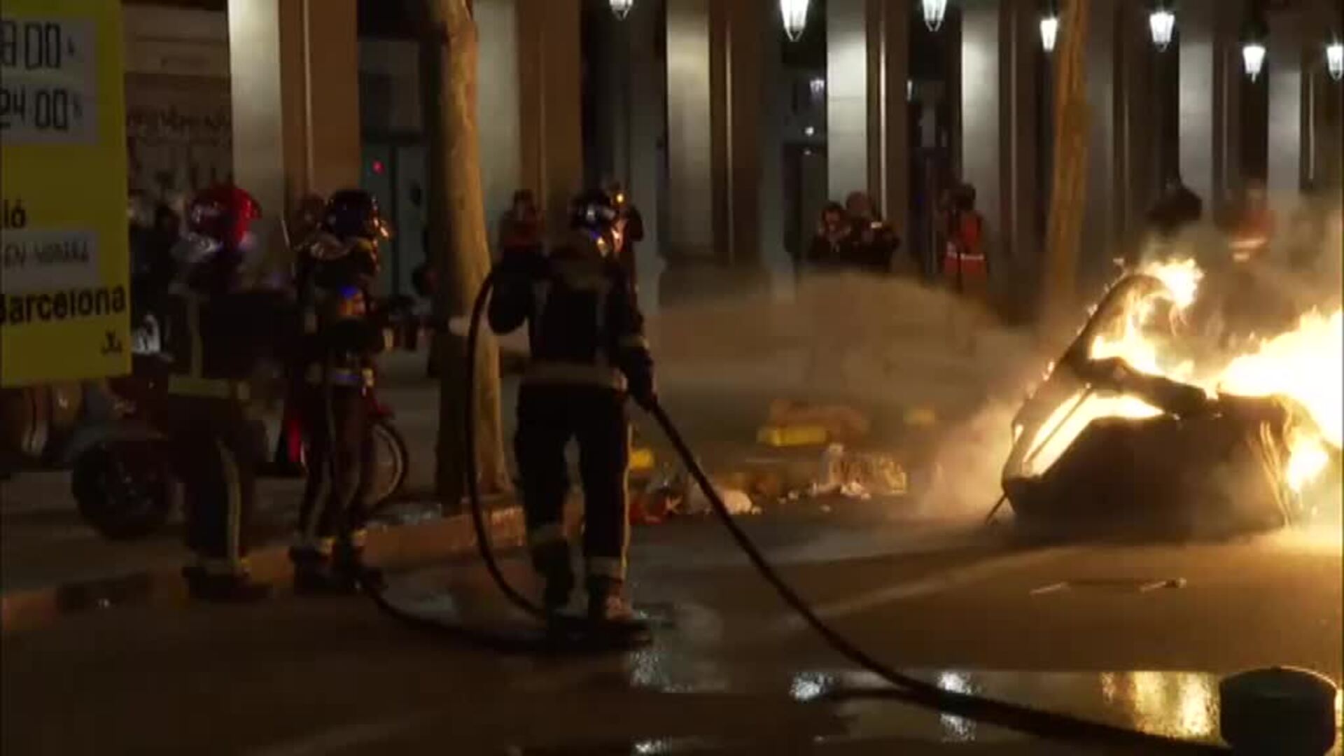 Termina con incidentes la manifestación contra el toque de queda en Barcelona