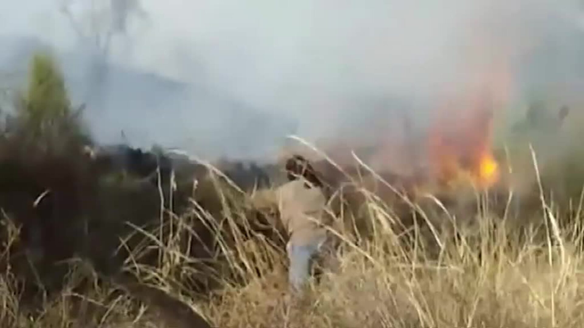 Impotencia entre los vecinos de Cuzco, en Perú, para apagar un incendio que amenaza sus hogres