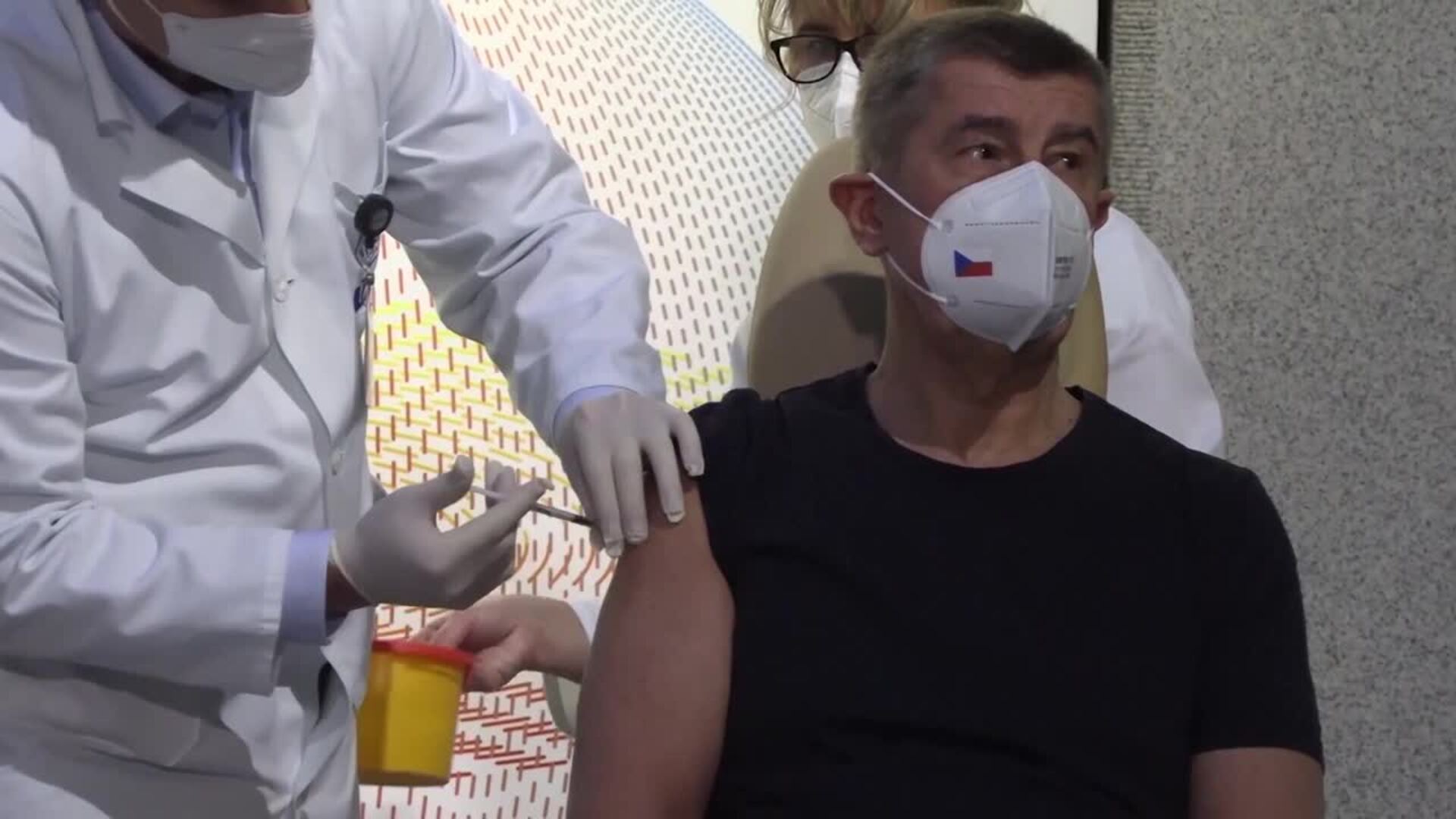 Ancianos y sanitarios, primeros receptores de la vacuna en Europa